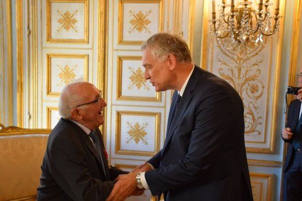 Bernard Duval, à gauche, félicité par le préfet du Calvados, Laurent Fiscus. 