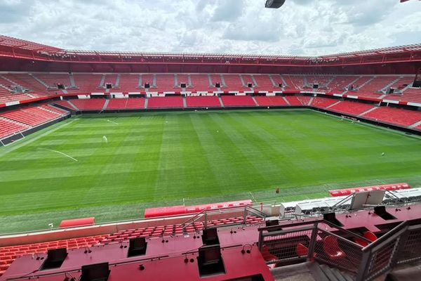 Le stade du Hainaut, inauguré en 2011, peut accueillir jusqu'à 25 000 spectateurs.