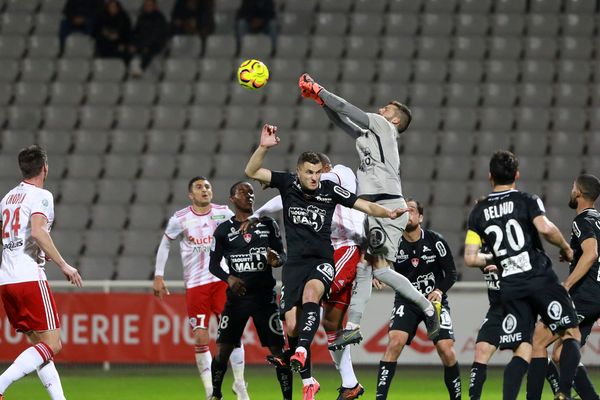 Après sa défaite face à Brest, l'ACA se rapproche de la zone rouge