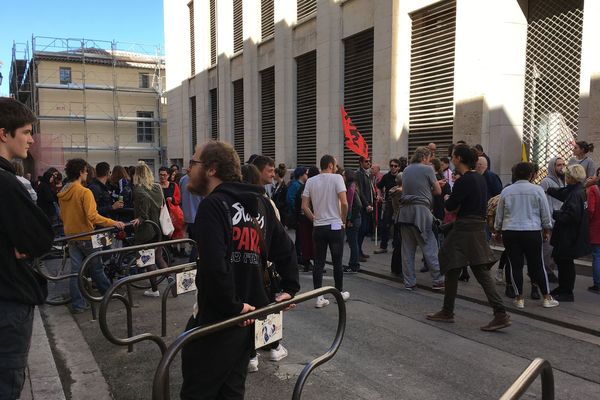 Ni pardon ni oubli : le thème du rassemblement d'étudiants devant la fac de droit, à l'appel de syndicats, un après l'évacuation violente d'un amphithéâtre. 22/03/2019