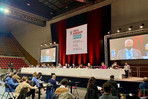 Les élus de la communauté d'agglomération du Pays basque lors du conseil présidé par Jean-René Etchegaray, samedi 5 mars, à Bayonne.