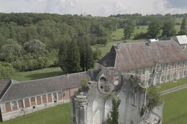 Vue aérienne de l'abbaye de Bonnefontaine. On distingue les bâtiments intacts, habitables; ainsi que les ruines de l'ancienne église.