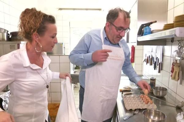 Frédéric Buridant et Isabelle, patronne du Café du centre de Vauconcourt-Nevezain