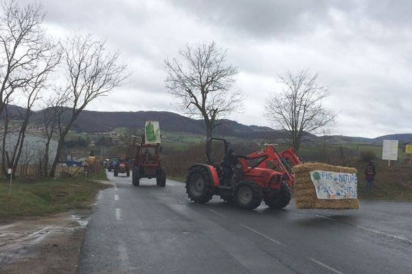 Manifestation d'un collectif d'agriculteurs et de riverains à Saint-Romain-de-Popey (69) contre implantation d'une plateforme logistique - 19/20/20