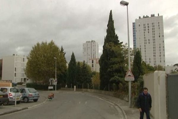 L'homme s'est écroulé ici à l'entrée de la cité Vistes, touché de plusieurs balles dans le dos alors qu'il tentait de fuir