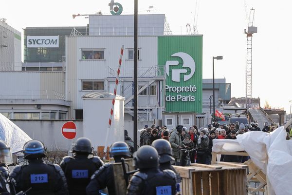 Intervention des policiers devant l'incinérateur de déchets d'Ivry-sur-Seine le 15 janvier 2020