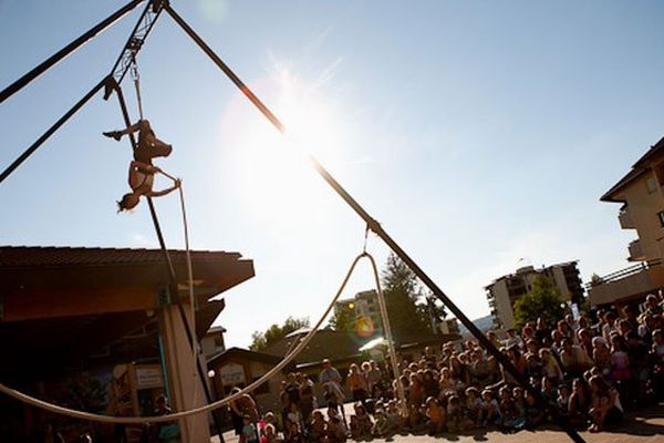 Spectacle de cirque en plein air ( Compagnie 100 racines- illustration)