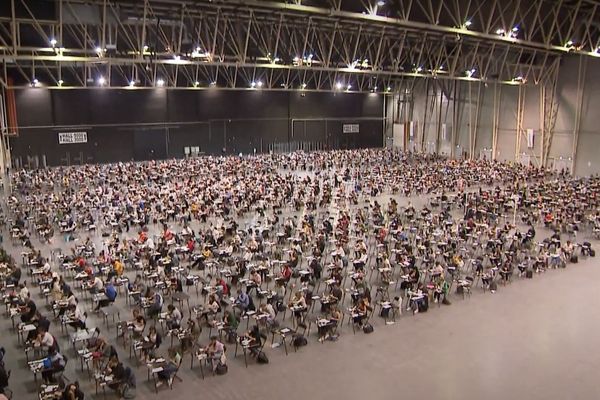 2800 étudiants en première année de médecine planchent sur leur concours dans des conditions particulières. Les candidats n’ont même pas pu sortir de la salle pour déjeuner. 