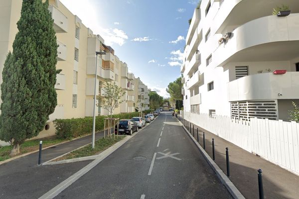 C'est dans les étages d'une résidence de cette rue du quartier de la Pompignane à Montpellier (Hérault), qu'un homme é a été retrouvé grièvement blessé dans la soirée du jeudi 12 mai.