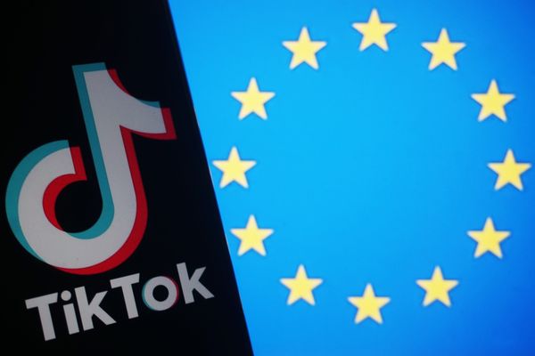 Logo du réseau social chinois Tik Tok et drapeau européen