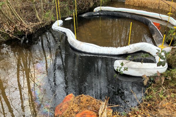 L'hydrocarbure va être extrait du ruisseau dans la journée, le 5 février 2024, à Limoges.