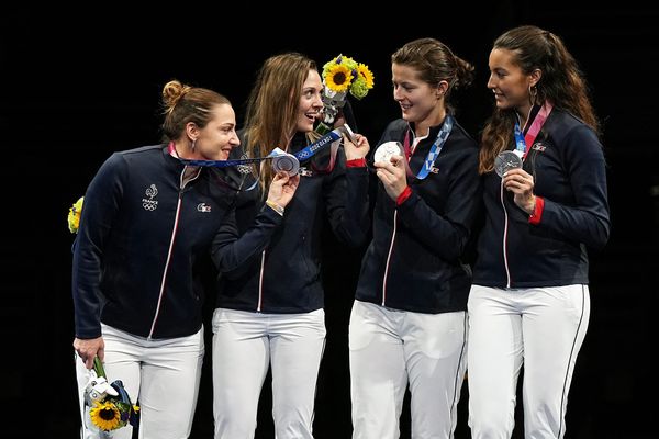 Charlotte Lembach (tout à gauche), sa médaille d'argent à la main.