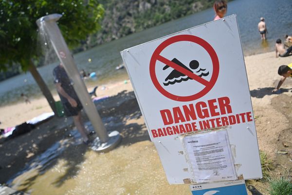 Un arrêté municipal empêche toute baignade dans le plan d'eau de Saint-Victor-sur-Loire en raison d'algues bleues.