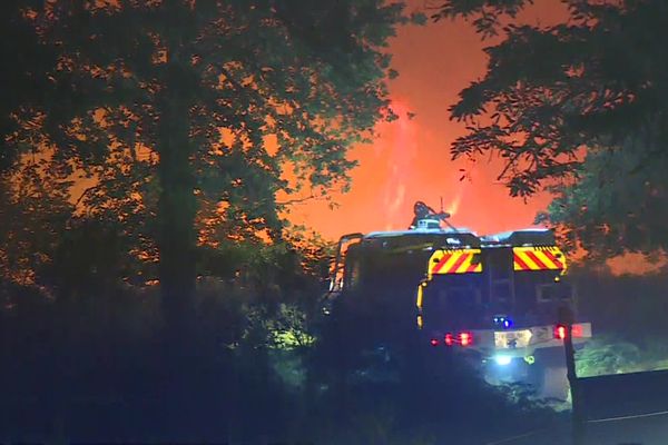 Les sapeurs pompiers de Gironde sont mobilisés depuis plus de 24 heures sur deux foyers simultanés à Landiras et La-Teste-de-Buch