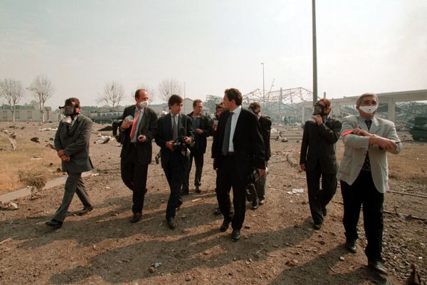 Toulouqz, le 21/09/2001. Le maire de la ville, Philippe Douste-Blazy s'est rendu sur le site de l'explosion de l'usine AZF.