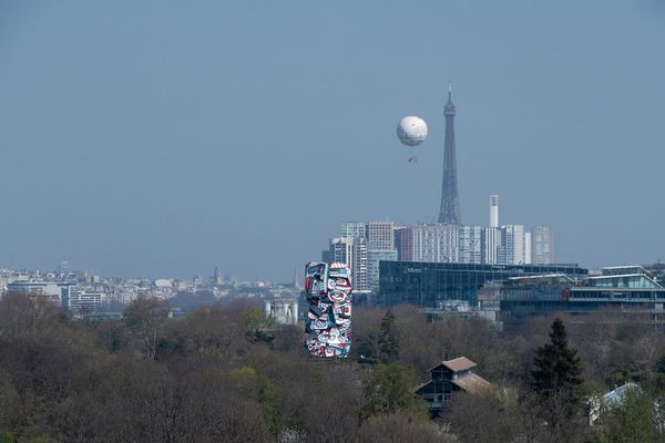 Des instruments de mesure de la qualité de l'air sont installés dans le Ballon de Paris qui s'élève du parc André-Citroën dans le XVe arrondissement de Paris.