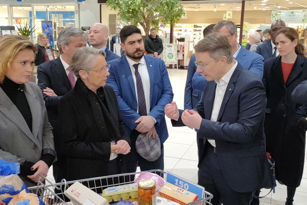 La première ministre Elisabeth Borne était en déplacement pour parler inflation dans l'Eure-et-Loir ce vendredi 14 avril.