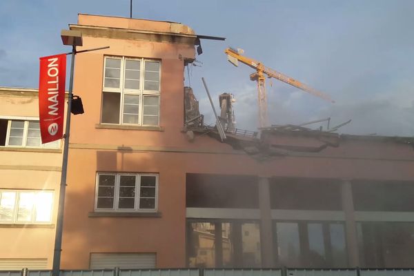 Les grues ont détruit l'étage de l'ancien théâtre du Maillon, le 5 août 2019.