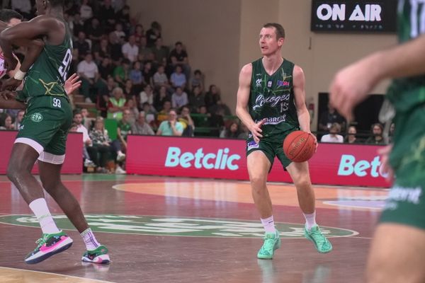 Nicolas Lang et ses coéquipiers ont remporté un 4ème match à domicile cette saison, et le capitaine a inscrit son nom dans l'histoire du basket français en battant le record de paniers à 3 points inscrits en championnat de France.