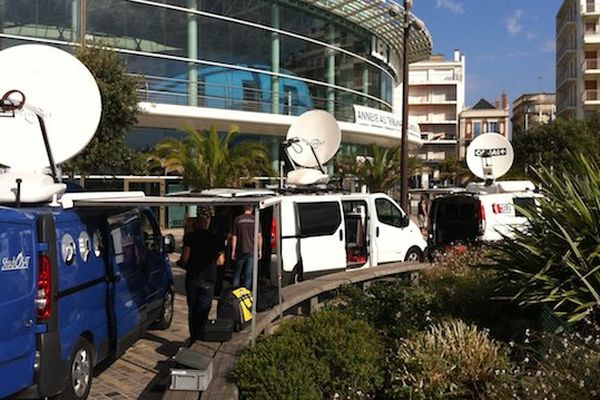 Les télévisions ont déployé leurs régies devant le Tribunal de Grande Instance des Sables-d'Olonne installé pour 5 semaines dans le centre des congrès de la ville.