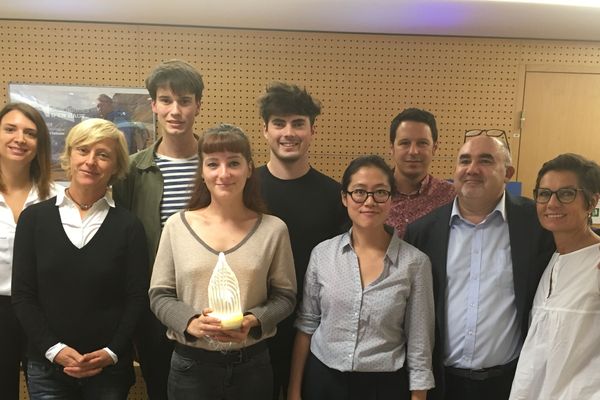 L'équipe de France 3 et de Bellecour Act autour des lauréats du concours du nouveau Trophée de Lumières.   