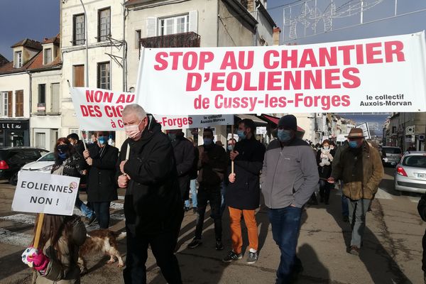 Une cinquantaine de personnes ont manifesté leur opposition au projet éolien de Cussy-les-Forges (Yonne)