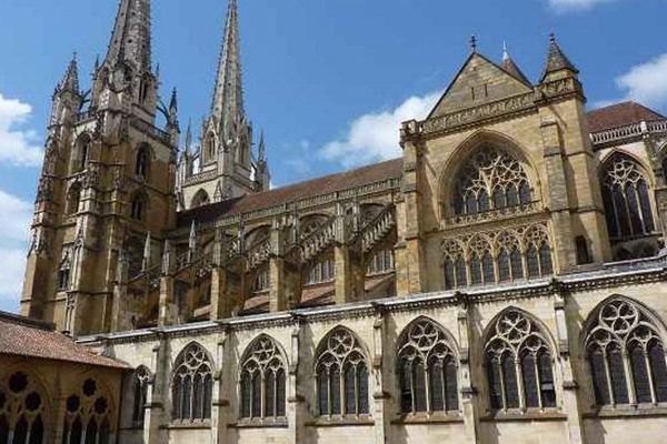 Le glas de la cathédrale Notre Dame de Bayonne a sonné en hommage au père Hamel