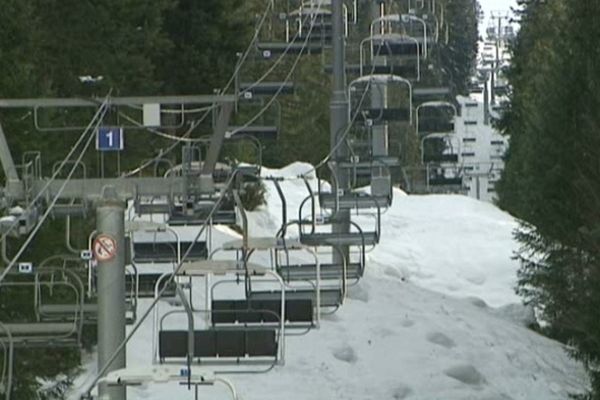 Des télésièges à l'arrêt à La Giet'