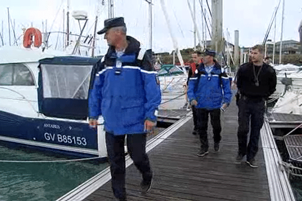 Les hommes de la brigade de gendarmerie nautique ce mercredi matin sur les quais du port de Granville