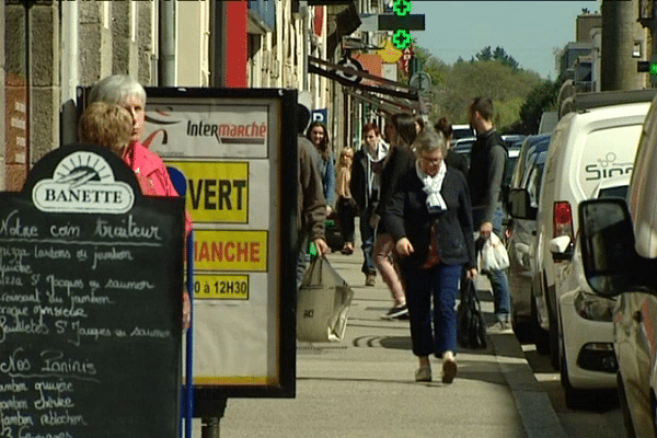 Une rue commerçante dans le centre-ville de Pontivy (56).