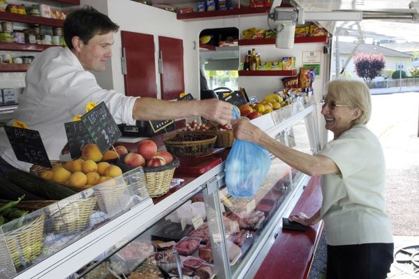 Les marchés alimentaires sont l'occasion d'acheter des produits locaux.