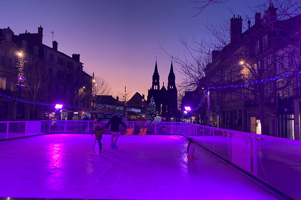 240 mètres carrés et pas un centimètre de glace : la patinoire du marché de Noël de Moulins est en téflon.