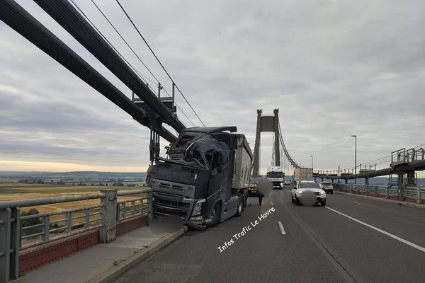 Un camion a heurté les barrières du pont de Tancarville lundi 1er juillet 2024.