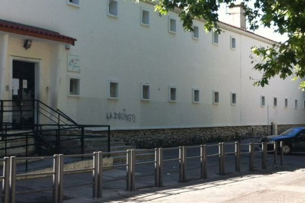 Le jeune homme a été reçu des balles alors qu'il discutait avec des amis devant cette école.