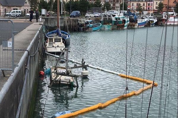 Une barrière anti-pollution a été posée, une enquête serait ouverte