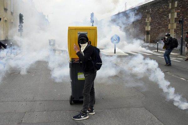 Un manifestant au milieu des lacrymogènes dans le quartier sud gare à Rennes