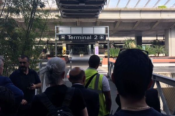 Les passagers ont du sortir du terminal.