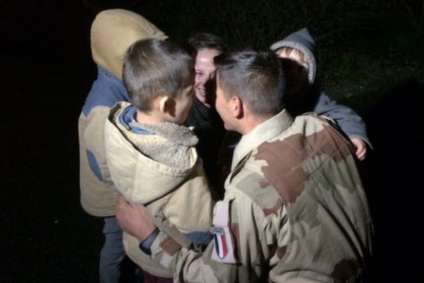 Les femmes et les enfants des marsouins du RICM au premier rang pour le retour des soldats