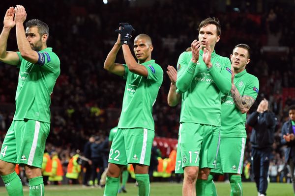 Les Stéphanois saluent leurs supporters lors de la 16e de finale contre Manchester United, à Old Trafford, le 16 février 2017.