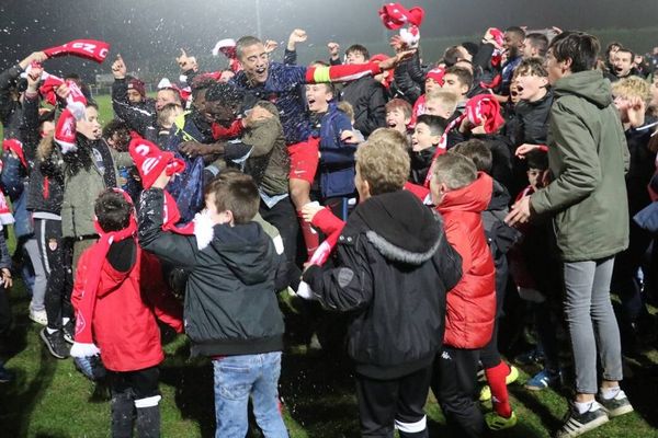 La communion entre les Guichenais et leur public après la qualification en trente-deuxième de finale de Coupe de France