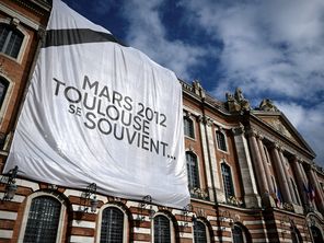 Depuis le 11 mars 2022 et jusqu'au 21 mars 2022, la façade du capitole est en partie recouverte d'une banderole qui indique : "Mars 2012, Toulouse se souvient..." en hommage au sept personnes assassinées par le terroriste Mohammed Merah : Imad Ibn Ziaten, Abel Chennouf, Mohamed Legouad, Myriam Monsonégo, Jonathan Sandler, Gabriel Sandler et Arié Sandler.