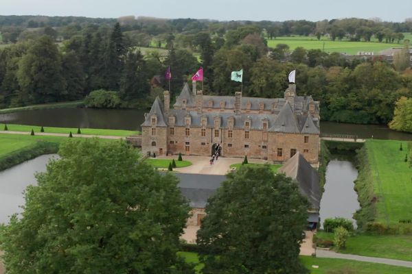 Le château du Rocher Portail et son étang.