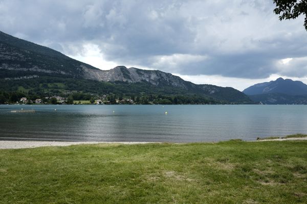 Illustration. Vue du lac d'Annecy depuis la plage de Doussard (Haute-Savoie).