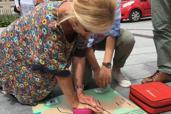 Les passants sont invités à s'entraîner sur ce kit pour apprendre les bon gestes d'un massage cardiaque efficace.