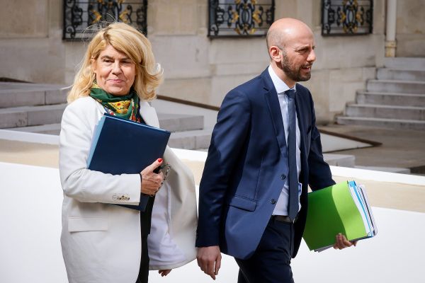 Dominique Faure, aux côtés de Stanislas Guerini, maintenu lui aussi dans ses fonctions comme ministre de la Transformation et de la Fonction publiques.