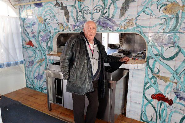 Quand Gilles Esmiol posait devant la fresque de Jean Marais dans son restaurant Nounou, aujourd'hui détruit à Golfe-Juan.