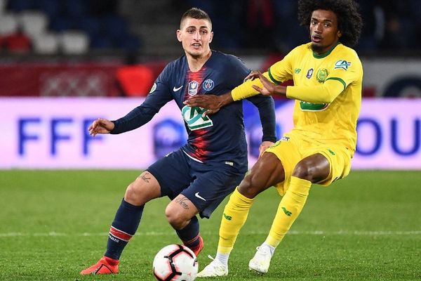 Le milieu de terrain parisien Marco Verratti opposé au défenseur nantais Samuel Moutoussamy lors de la demi-finale de la Coupe de France entre le Paris Saint-Germain et le FC Nantes au Parc des Princes à Paris le 3/04/2019