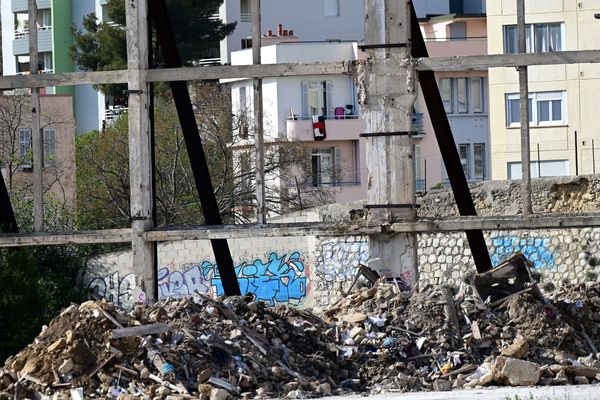 Les polices scientifique et judiciaire sont mobilisées rue de Tivoli pour tenter de déterminer la cause de l'explosion qui a engendré l'effondrement d'immeubles le 9 avril 2023.