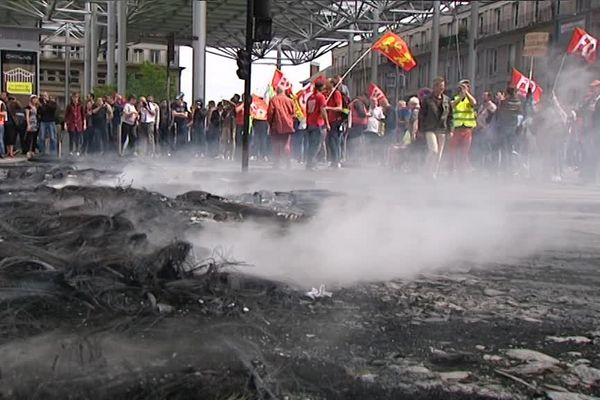 Les restes du feu allumé durant la manifestation, jeudi 26 mai, place Alphonse Piquet.