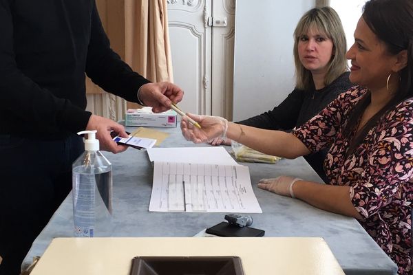 Le stylo ne doit pas passer de mains en mains. Quand aux gants, ils sont fortement déconseillés.